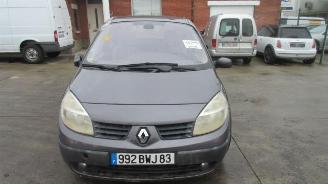 krockskadad bil auto Renault Scenic  2003/10