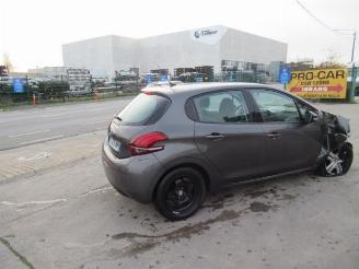 Peugeot 208  picture 5