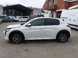 Peugeot 208  picture 8