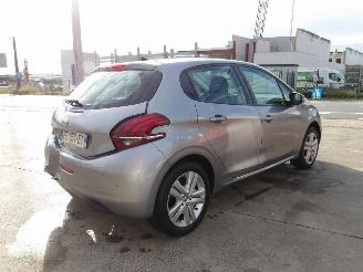 Peugeot 208  picture 6