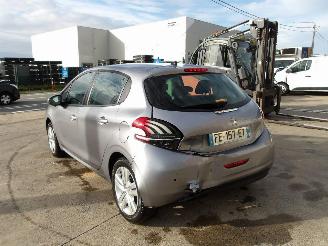 Peugeot 208  picture 8