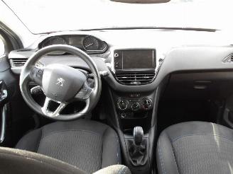 Peugeot 208  picture 2