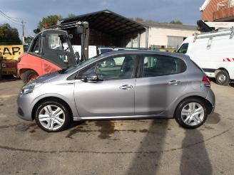 Peugeot 208  picture 9