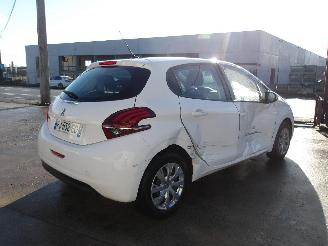 Peugeot 208  picture 6