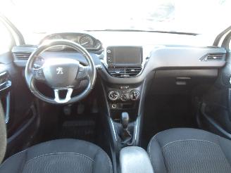 Peugeot 208  picture 2