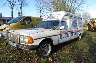 Unfallwagen Mercedes 200-serie W123 250 T EX ZIEKENWAGEN PRIJS IS EXCL BTW !!!! 1980/9