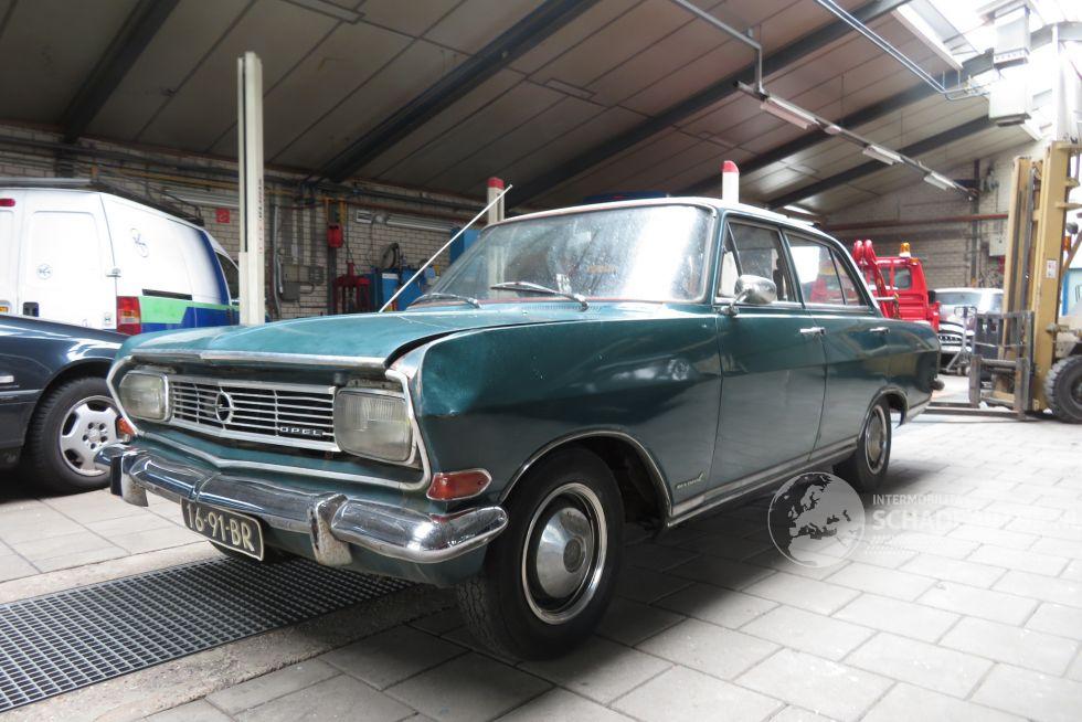 Opel Rekord SEDAN UITVOERING, BENZINE