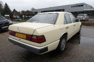 Mercedes 200-300D 200 D 124 type sedan automaat picture 12