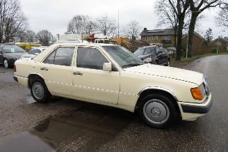 Mercedes 200-300D 200 D 124 type sedan automaat picture 11