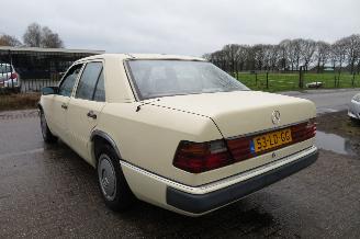 Mercedes 200-300D 200 D 124 type sedan automaat picture 2