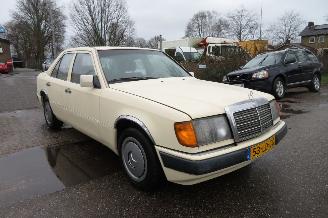 Mercedes 200-300D 200 D 124 type sedan automaat picture 10