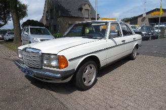  Mercedes 200-300D 200 DIESEL 123 TYPE SEDAN 1977/4
