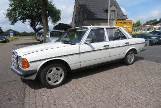 Mercedes 200-300D 200 DIESEL 123 TYPE SEDAN picture 2