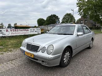 damaged passenger cars Mercedes E-klasse 200 CDI Elegance Select automaat 2002/1
