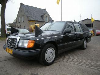 skadebil auto Mercedes E-klasse 200 D BEGRAFENISAUTO ORIGINELE HUISKAMP UITVOERING EXTRA VERLENGD 1987/5