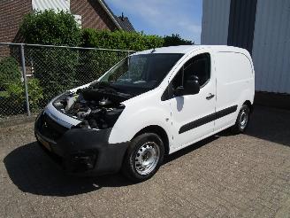 Schade bestelwagen Peugeot Partner 1.6 HDI Navi Airco Schuifdeur 2017/3