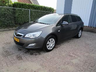 Schadeauto Opel Astra 2.0 CDTI Navi Clima 6-Bak 2011/10