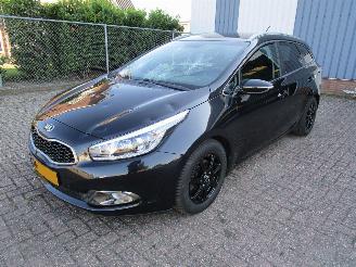 uszkodzony samochody osobowe Kia Cee d 1.6 Camera Navi 6-Bak 2013/1