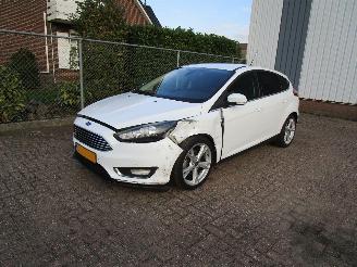 Unfallwagen Ford Focus 1.0 Navi Clima 6-Bak 2015/3