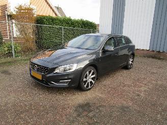Voiture accidenté Volvo V-60 2.4 D6 AWD Hybride Camera Navi 2013/9