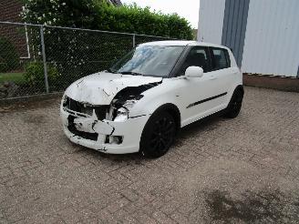 Damaged car Suzuki Swift 1.3 Airco 5-Drs Parelmoer wit 2009/1