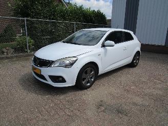 krockskadad bil auto Kia Pro cee d 1.4 Navi Camera Airco 2011/2