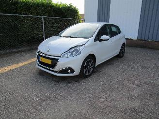 Schadeauto Peugeot 208 1.2 Navi Airco Parelmoer 5-Drs 2016/4