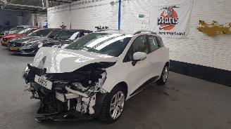 Schadeauto Renault Clio 0.9 ENERGY TCE 90 12V COMBI/0 4DRS BENZ  898CC 66KW 90PK 2020/10
