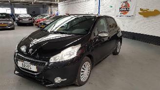 Auto incidentate Peugeot 208 1.2 VTI 12V PURETECH   BENZ 1.199CC 60KW 82PK 2014/4