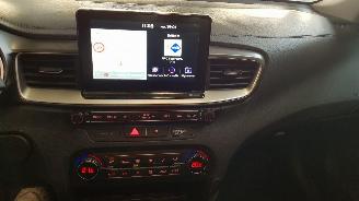 Kia Ceed 1.4 T-GDI 16V 4DRS BENZ 1.353CC 103KW 140PK picture 11