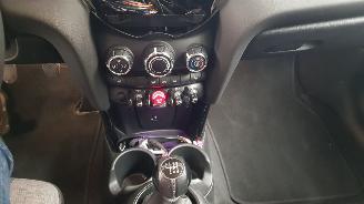 uszkodzony samochody osobowe Mini One 1.5 12V ONE  2DRS BENZ 1.499CC 75KW 102PK 2021/4