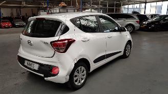 Hyundai I-10 1.0 12V  BENZ 998CC 49KW 67PK picture 4