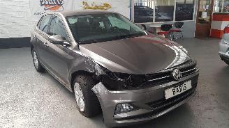 uszkodzony samochody osobowe Volkswagen Polo 1.0 TSI 12V  4DRS BENZ 999CC 70KW 95PK 2018/1