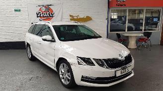 krockskadad bil auto Skoda Octavia 1.0 TSI 12V COMBI 4DRS BENZ 999CC 85KW 116PK 2021/1