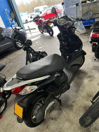 Schade scooter Piaggio  Bromscooter Fly 4T BJ 2013 26470 KM 2013/6