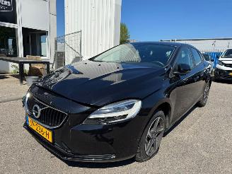 uszkodzony samochody osobowe Volvo V-40 1.5 T2 Momentum Automaat 2016/1