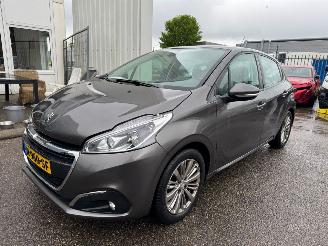 Vaurioauto  passenger cars Peugeot 208 1.2 AUTOMAAT PureTech GT-Line 2019/1