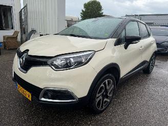 Damaged car Renault Captur 1.2 AUTOMAAT TCe Dynamique BJ 2016 128.881 KM 2016/2