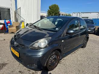 damaged passenger cars Toyota Aygo 1.0-12V Comfort AUTOMAAT 2009/10