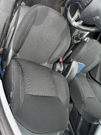 Peugeot 208 1.2 PureTech Allure BJ 2018 91.495 KM picture 15
