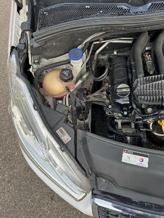 Peugeot 208 1.2 VTi Style picture 9
