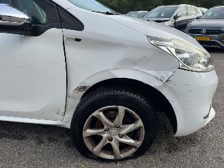Peugeot 208 1.2 VTi Style picture 6