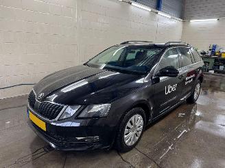 damaged passenger cars Skoda Octavia Combi 1.6 TDI Greentech Ambition Business AUTOMAAT 2018/6