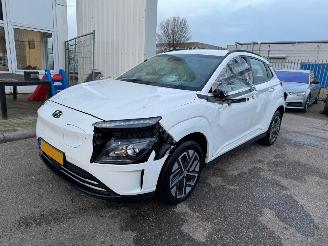 uszkodzony samochody osobowe Hyundai Kona EV Comfort AUTOMAAT 64 kWh BJ 2023 31.431 KM 2023/4