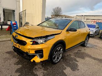 damaged passenger cars Kia Xceed 1.4 AUTOMAAT T-GDi DynamicPlusLine BJ 2020 145.317 KM 2020/1