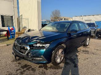 damaged passenger cars Skoda Octavia Combi 1.5 e-TSI Business Edition AUTOMAAT 2021/6