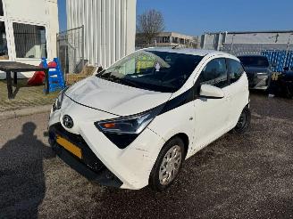 krockskadad bil auto Toyota Aygo 1.0 VVT-i x-play AUTOMAAT 2021/10