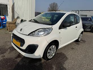 Schadeauto Peugeot 107 1.0 Access Accent 2012/6