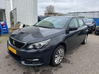 damaged passenger cars Peugeot 308 1.5 BlueHDi Blue Lease 2020/1