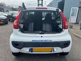 Peugeot 107 1.0-12V XS picture 4